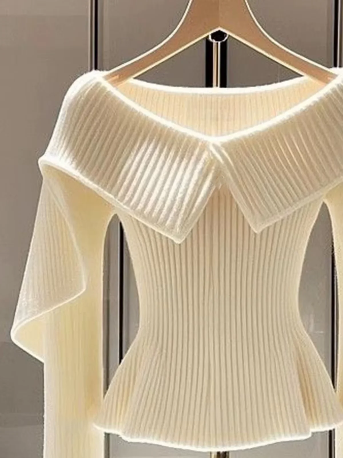 Белоснежный свитер с прямыми плечами и лацканами на талии