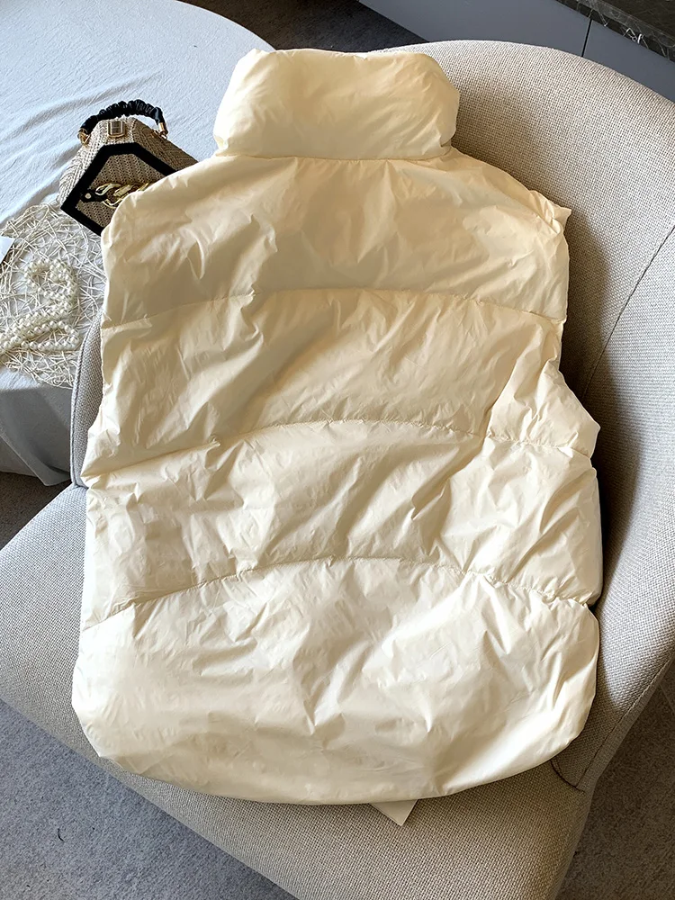 Короткий корейский жилет на белом утином пуху маленький женский черный пуховик