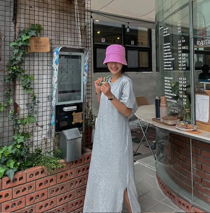 

Летнее свободное платье-футболка с коротким рукавом и открытой спиной