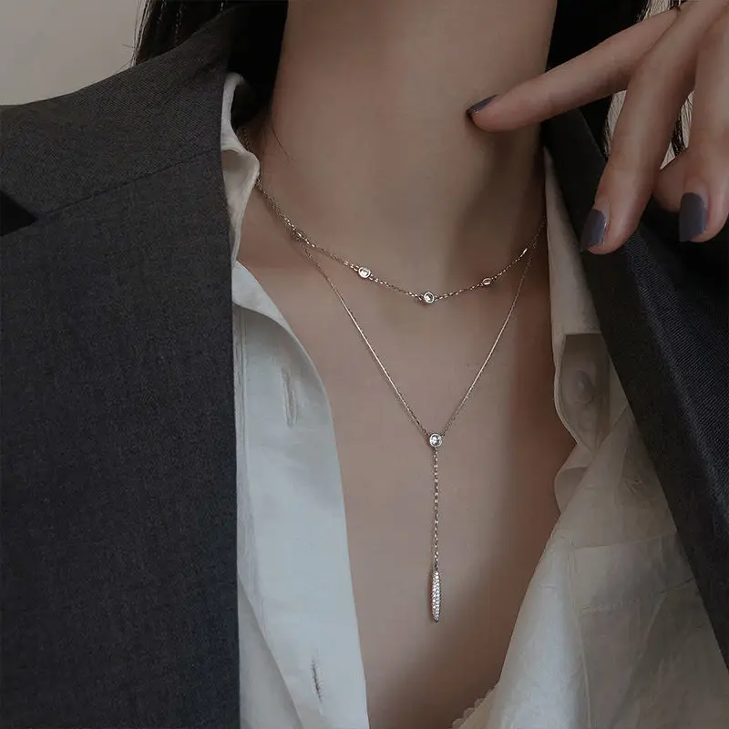 Длинная цепочка серебряного цвета с кисточкой и круглыми бусинами из циркония