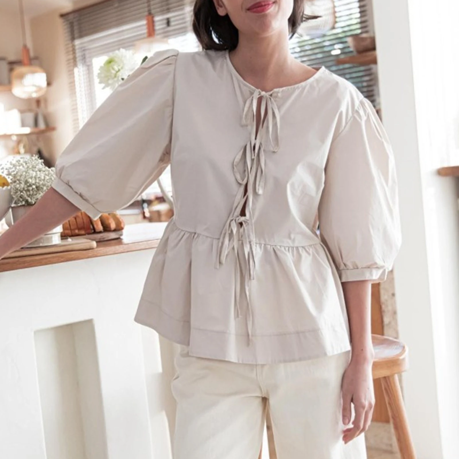 Женская блузка с коротким рукавом-фонариком круглым вырезом