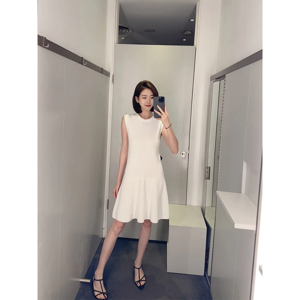 Женское облегающее платье без рукавов элегантное белое в рубчик с заниженной