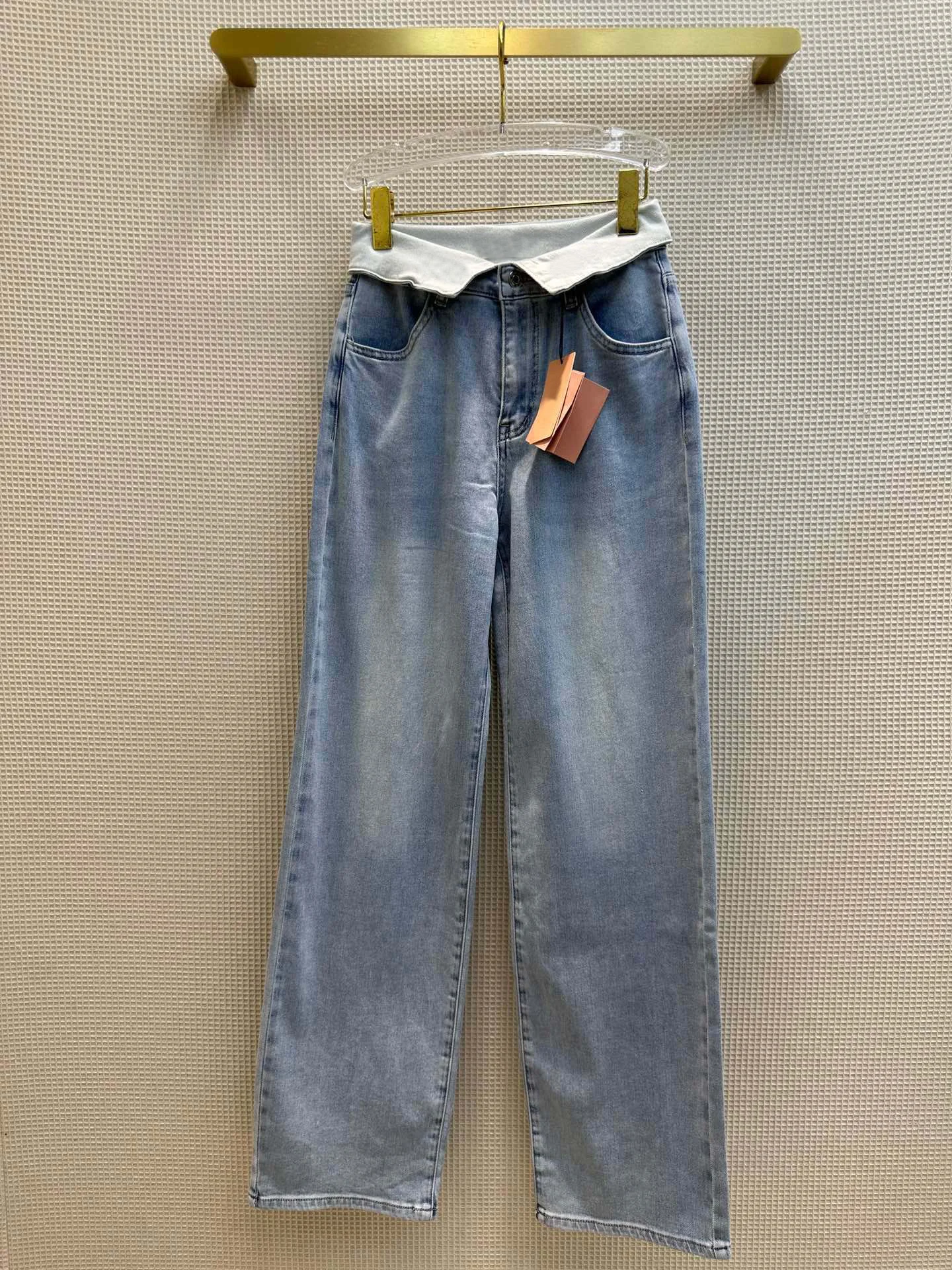 

Straight-leg jeans are casual and look straight at the waist713