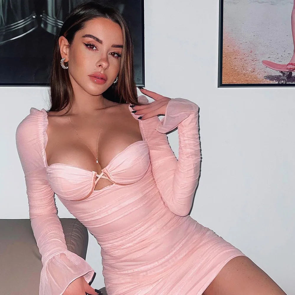 

Сексуальная короткая юбка с квадратным вырезом и длинными рукавами