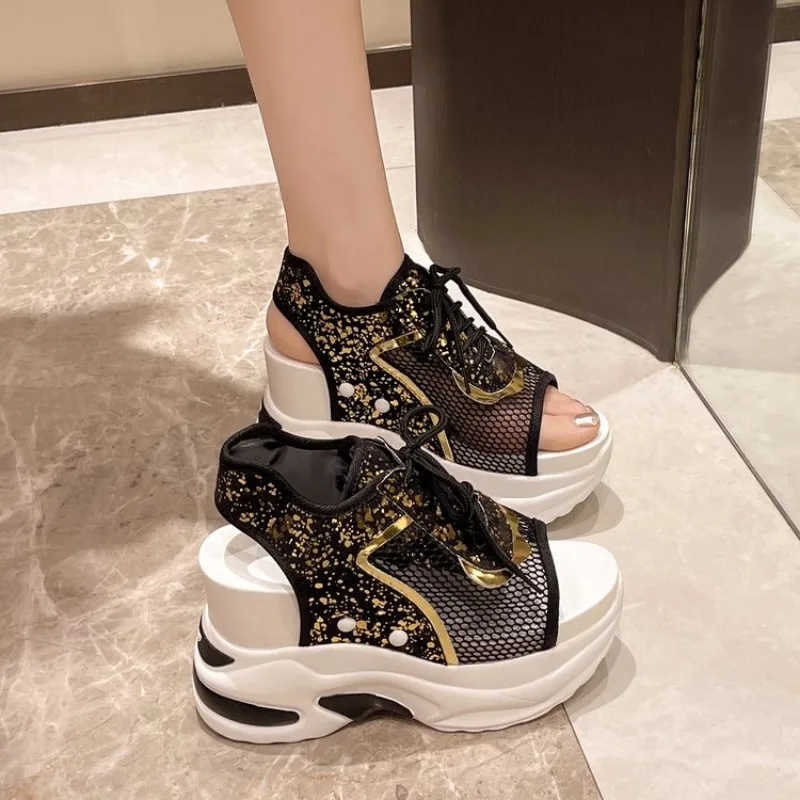 Женские босоножки со шнуровкой спереди с вырезами