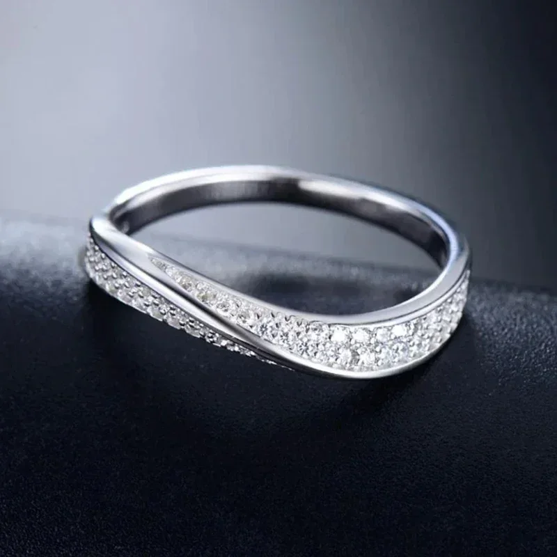 Женские кольца неправильной формы серебряного цвета с микрозакрепкой и фианитом