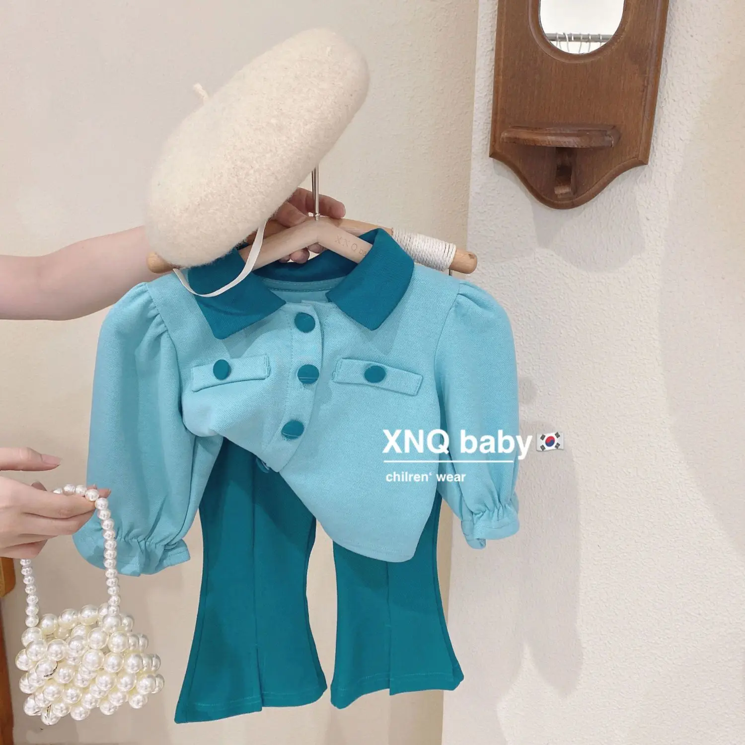 

Весенний костюм для девочек, новинка 2023, осенняя модная одежда для девочек, детские расклешенные брюки, костюм из двух предметов, одежда для ...