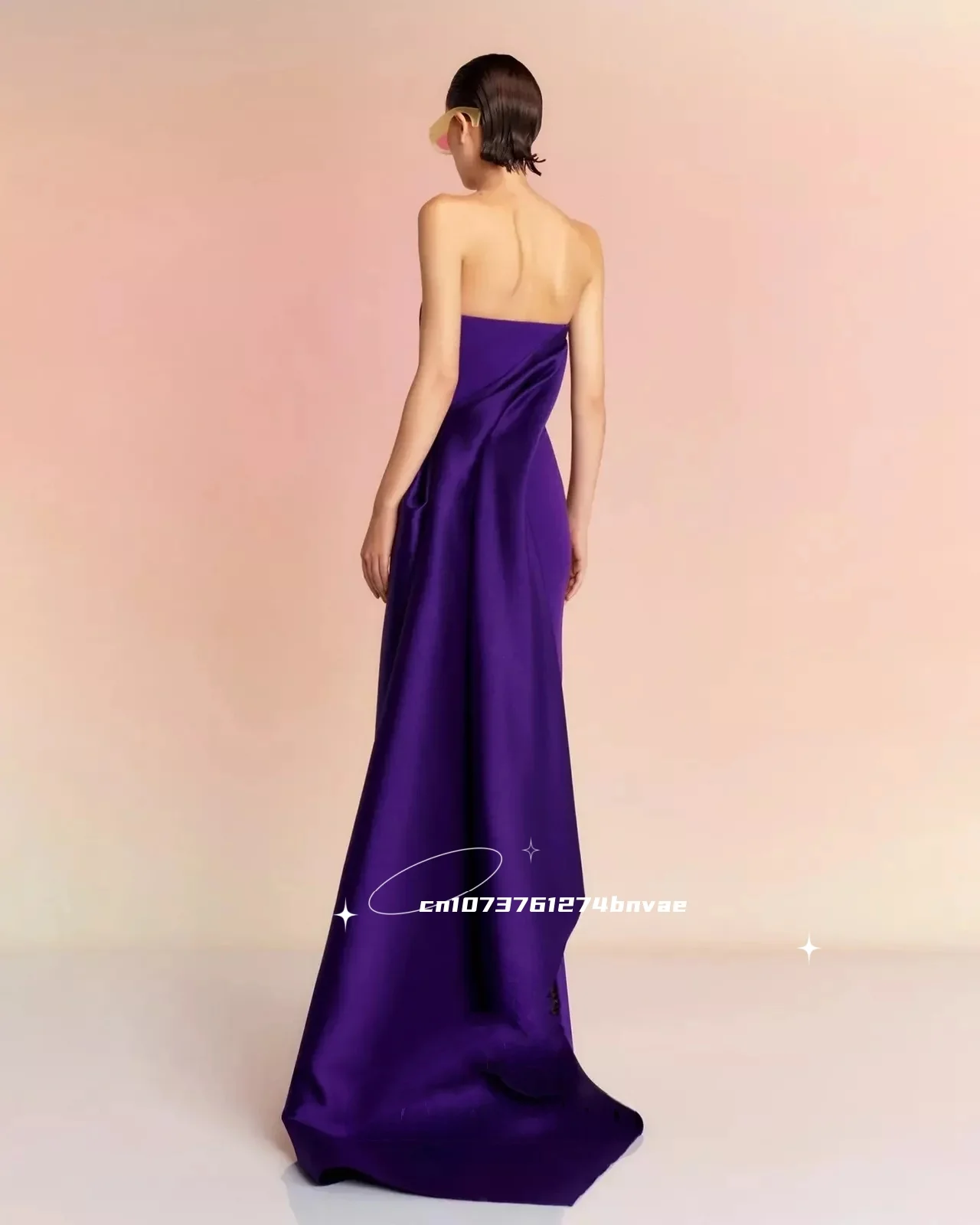 Простое прямое фиолетовое платье для выпускного вечера со шлейфом без бретелек