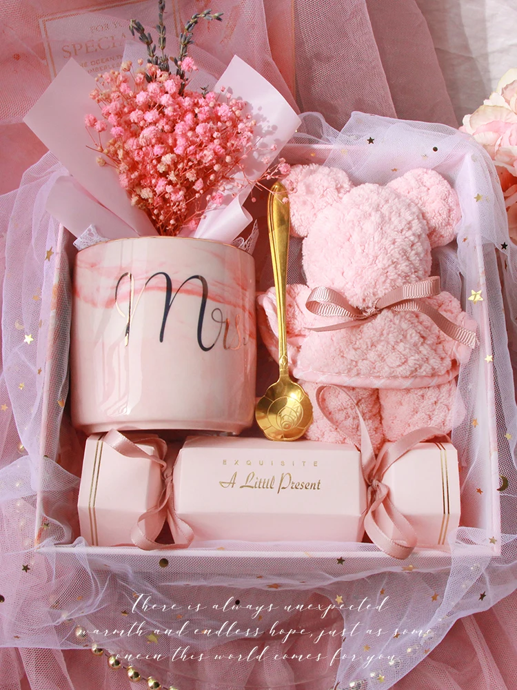 

Gift Box Pink Gray Paper Box with Real Mug Raffia Candy Towel Hair Band Pajamas Toy Hand Gift Wedding Creative Practical Wedding