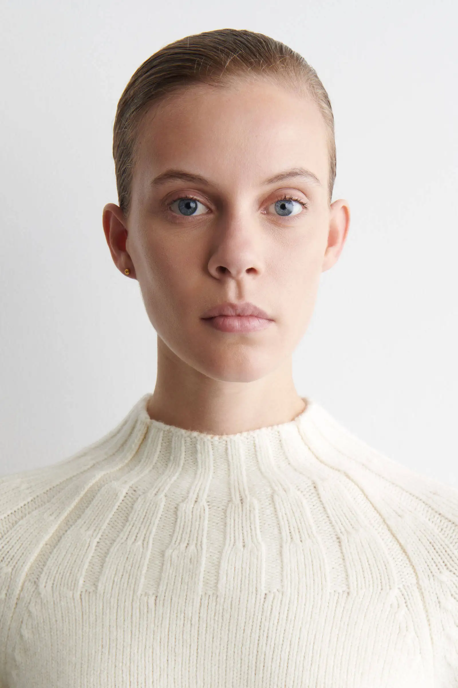 XIMIAN APPAREL 2026 cosmod: Новая весенняя коллекция женских приталенных свитеров из бежевой шерстяной смеси с оборками по низу (art.: 3920da1b9b887) - 3920da1b9b887