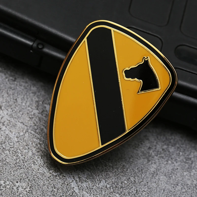 

Металлические значки ASU для одежды