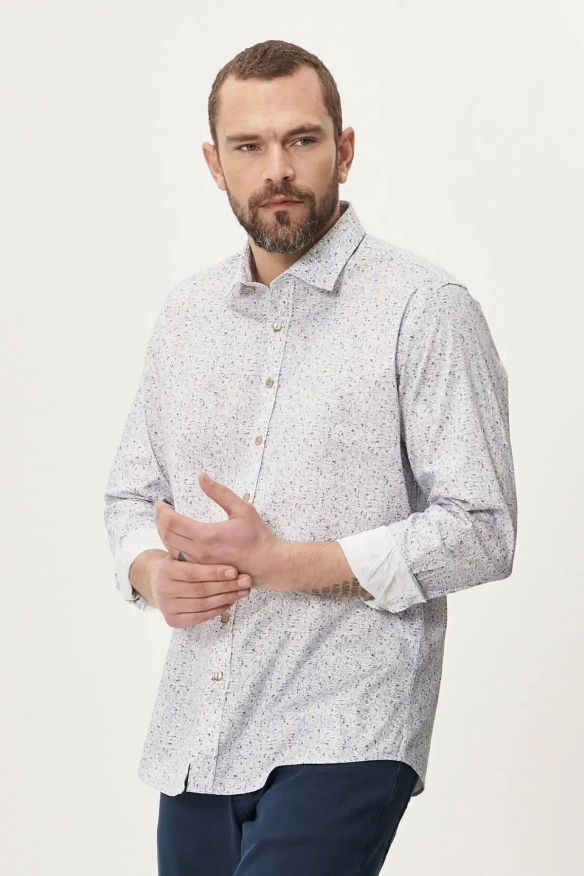 

Мужская приталенная рубашка с узким вырезом, бело-синяя рубашка с принтом и воротником на пуговицах