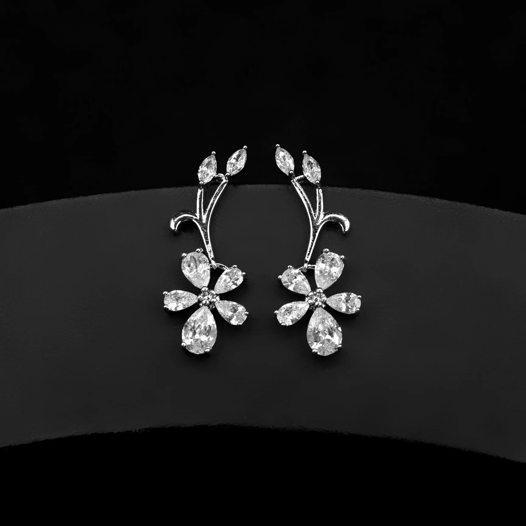 

genuine Luxury brand real jewels Korean version 2021 simple personality ins flower Zircon ear clip bride diamond accessories Ear