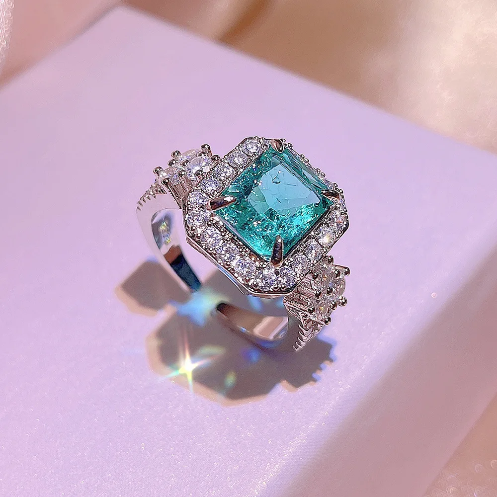 

Женское кольцо из серебра 925 пробы с цирконом AAAA