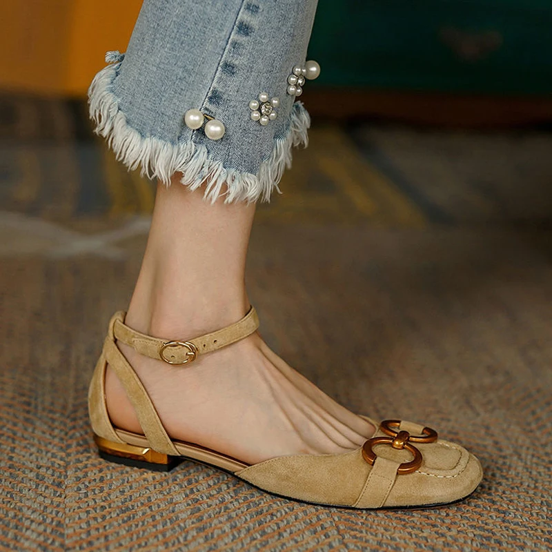 Sandalias huecas francesas para mujer, zapatos clásicos de tacón bajo para viajar, nuevos zapatos de verano informales con cabeza cuadrada