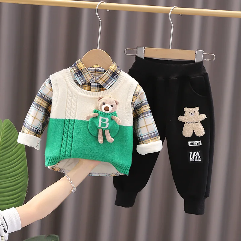 

Комплект детской одежды из жилета и клетчатой рубашки и спортивных брюк