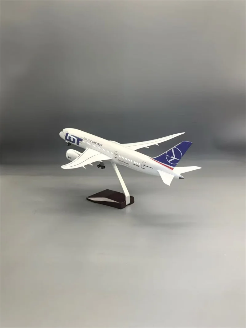 Фото Масштабная модель самолета LOT 787-8 Polish Airlines 1:130, 43 см, с подсветкой колес, из литой смолы, для коллекции, демонстрации, подарков и фанатов №4