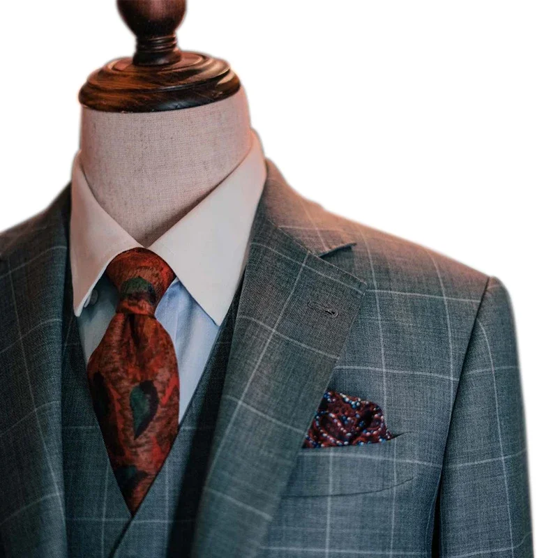 Набор мужских костюмов по индивидуальному заказу в обычном магазине