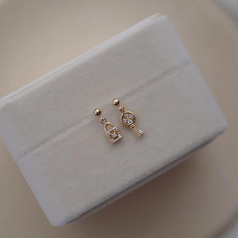 

Асимметричные модные серьги с замком love ~ S925 Стерлинговое Серебро