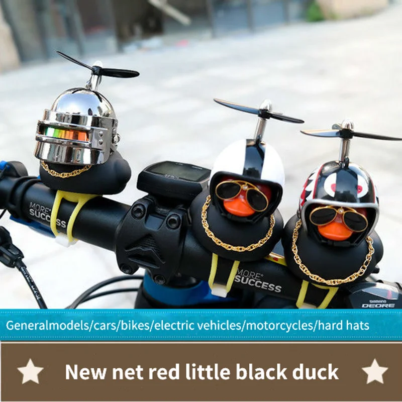 Маленькая черная утка с шлемом для велосипеда мотора без света в автомобиле