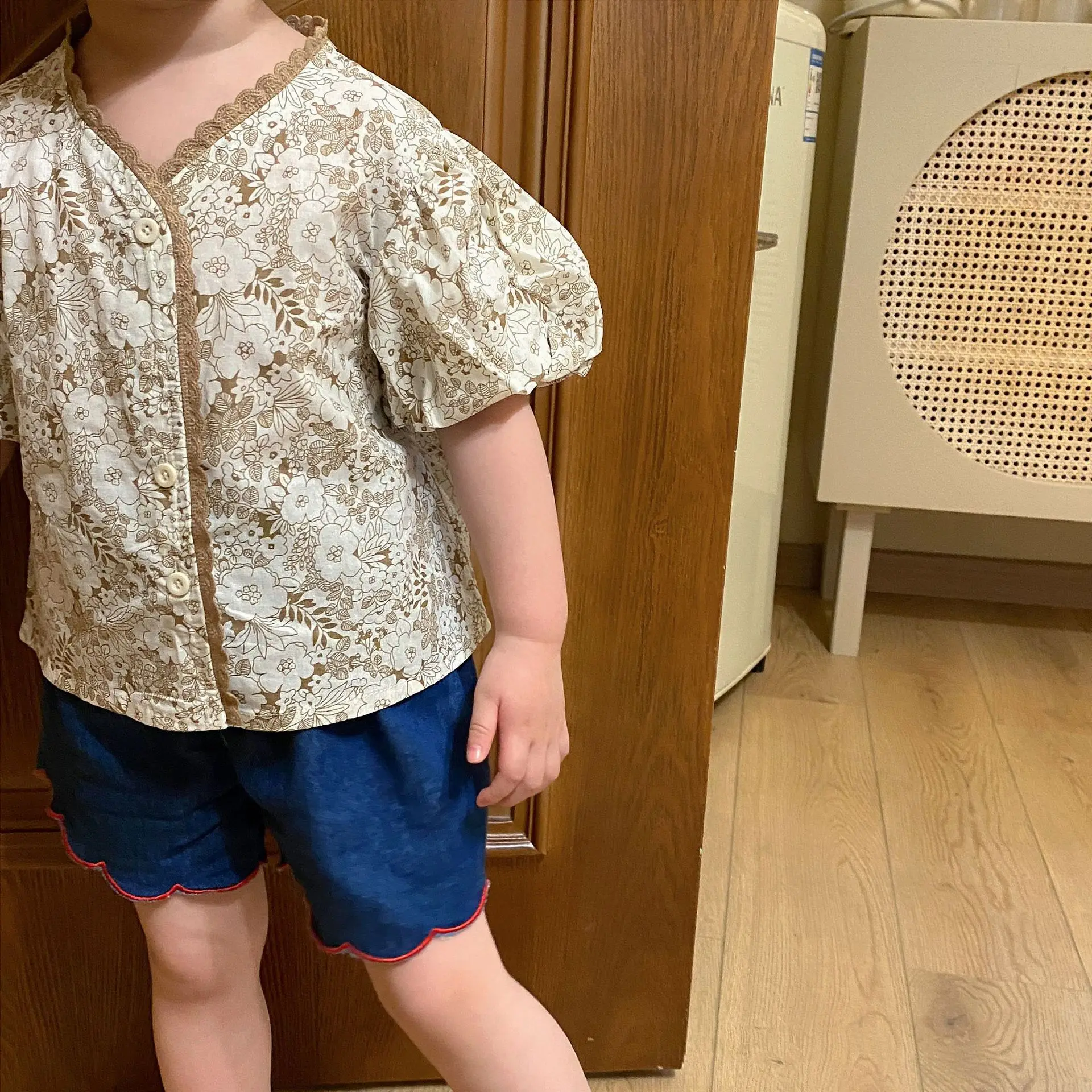 

Блузка с круглым вырезом и коротким рукавом, однобортная элегантная чистая простая повседневная рубашка для девочек с принтом по стандартн...