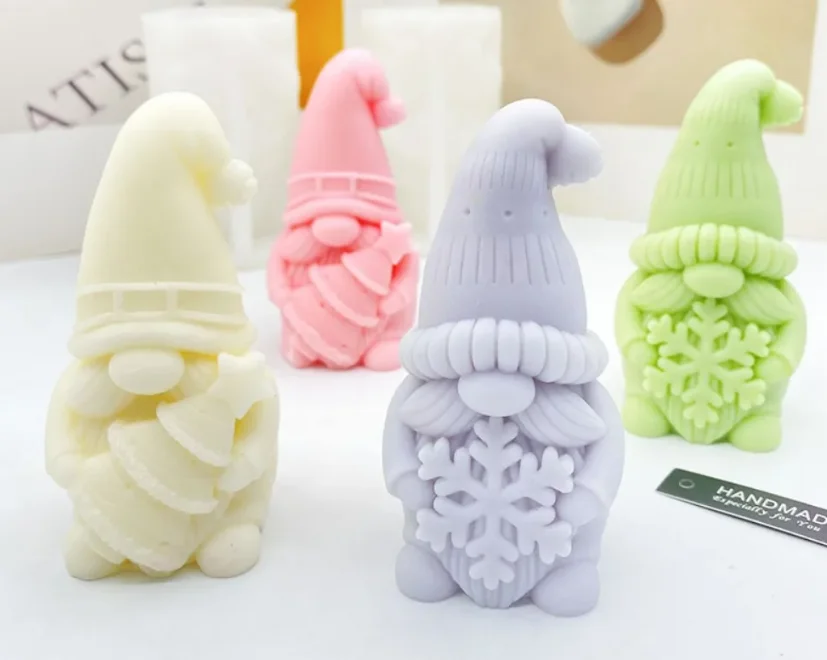 Борода карлик рождественская елка формы для свечей держит снежинка Санта-Клаус