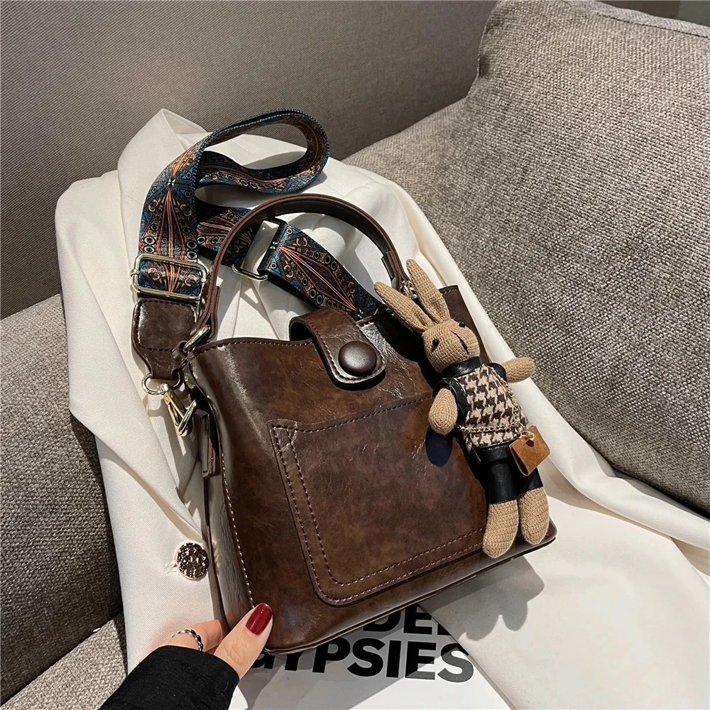

Toptrends Top Handle Small Bucket Crossbody Bags For Women 2022 Vintage Designer Wide Strap PU Leather Shoulder Ladies Handbags
