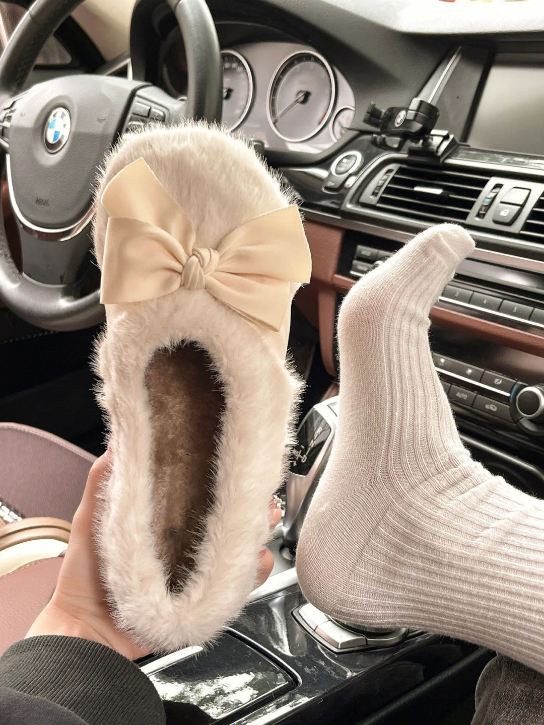 

Cute Sweet Bowknot Plush Slippers Ladies Temperament Elegant Round Head Flats 2023 Spring New Fashion Retro Barbie Low Heel Shoe