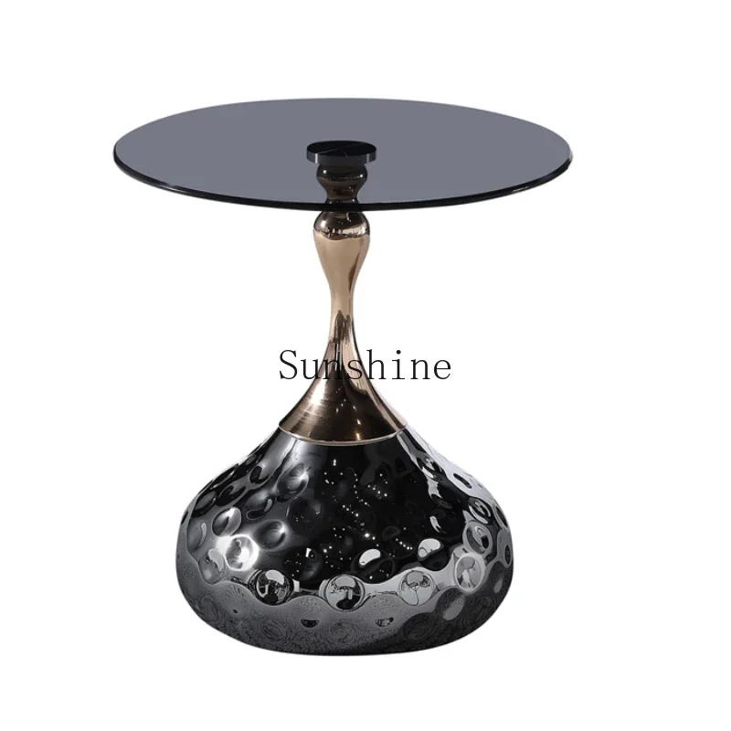 Гостиная черный стеклянный диван балкон повседневный круглый столик небольшой