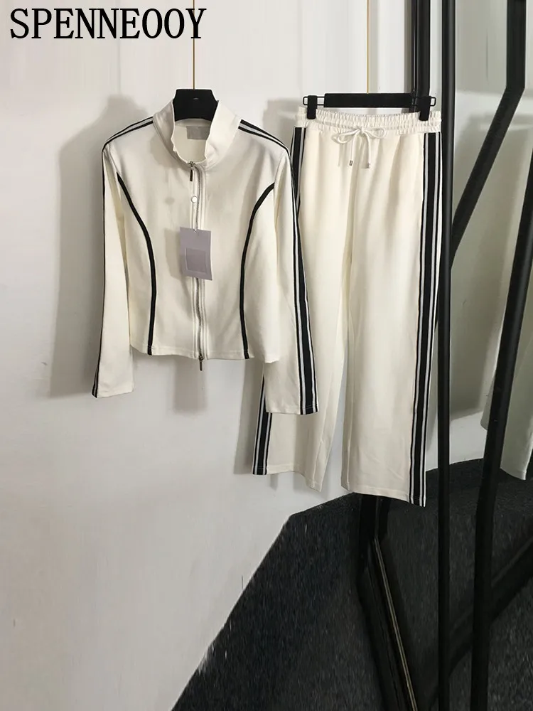 Женский брючный костюм с воротником-стойкой длинным рукавом и поясом