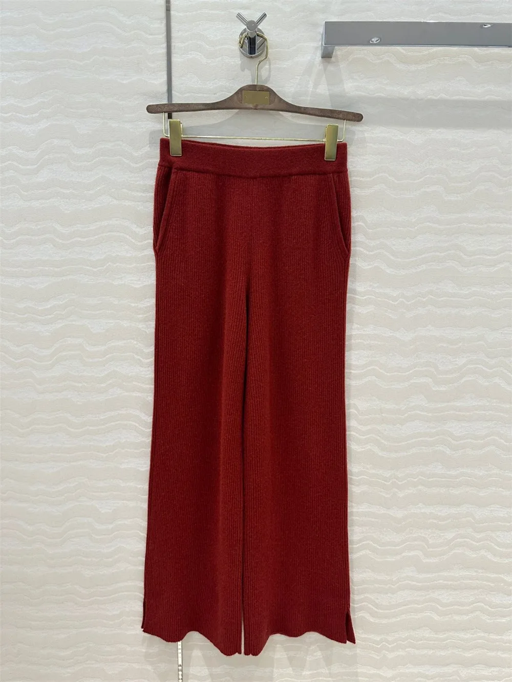 Свитер-пуловер с лацканами на молнии + прямые широкие брюки высокой талией