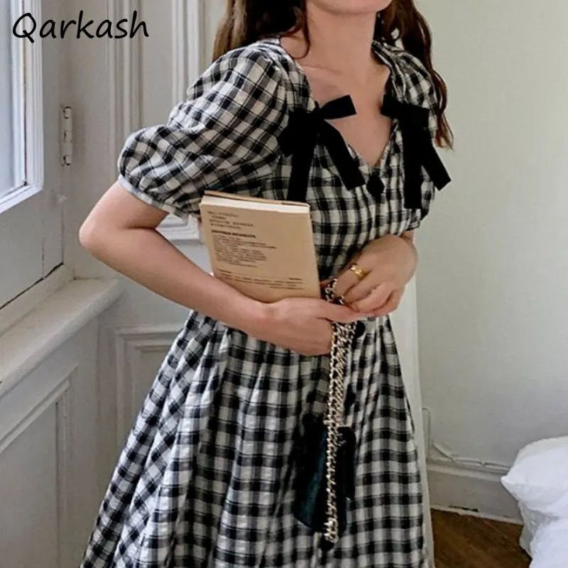 

Женское клетчатое платье-миди с рукавами-фонариками и V-образным вырезом