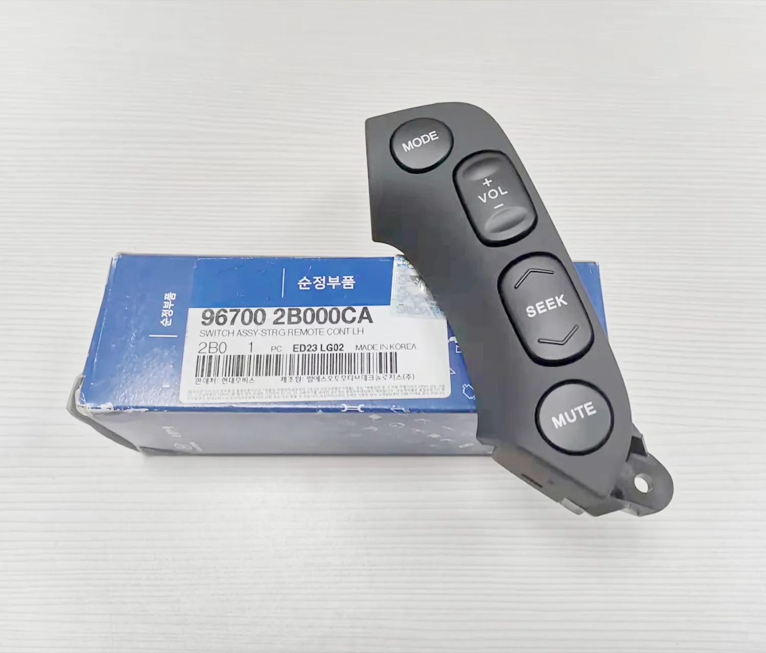 

Original Steering Wheel Multimedia Volume Control Adjusting Switch Button for Modern Santa Fe 2006-2012 OEM 967002B000CA