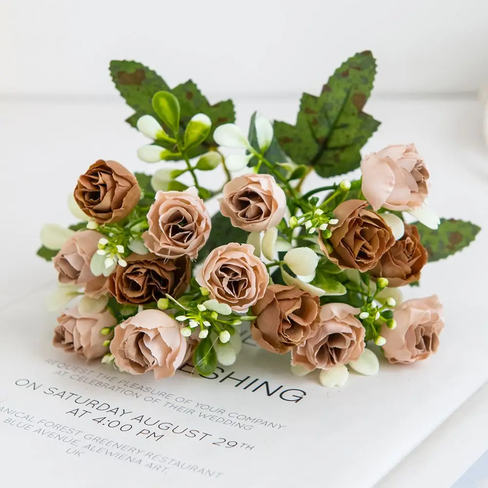 

Искусственные красные шелковые розы