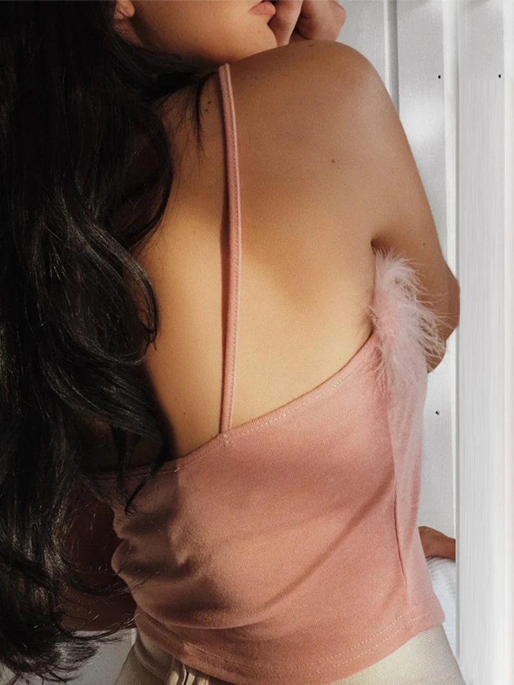 Женский пикантный укороченный топ на шнуровке с меховыми бретельками