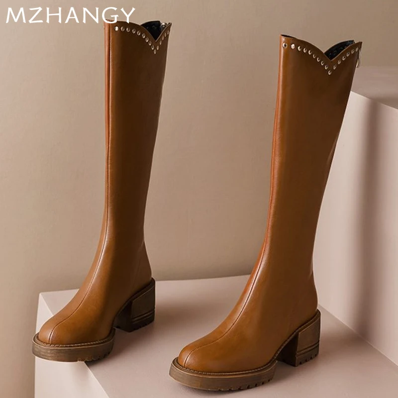Женские кожаные высокие сапоги на массивном каблуке туфли до колена с