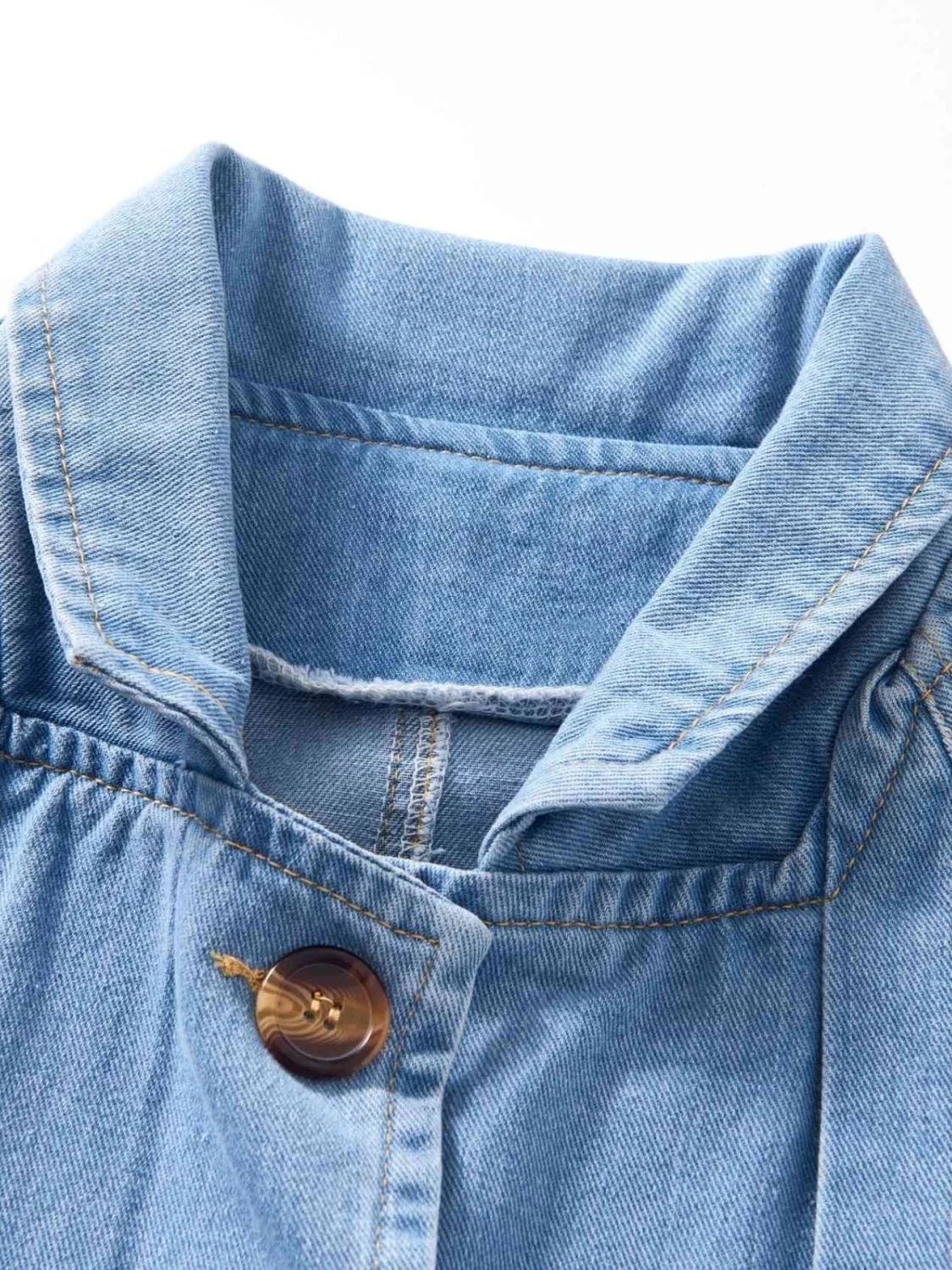 Женский джинсовый тренч с поясом на талии