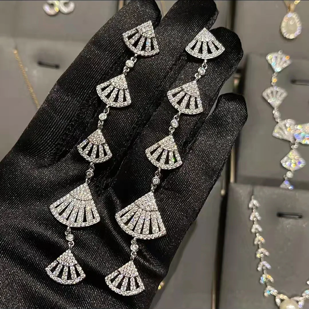 

Серьги RUZZALLATI серебряного цвета для женщин, элегантные длинные серьги-подвески, блестящие циркониевые серьги AAA, модные ювелирные изделия дл...