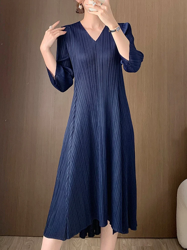 Платье-трапеция женское Плиссированное средней длины с V-образным вырезом