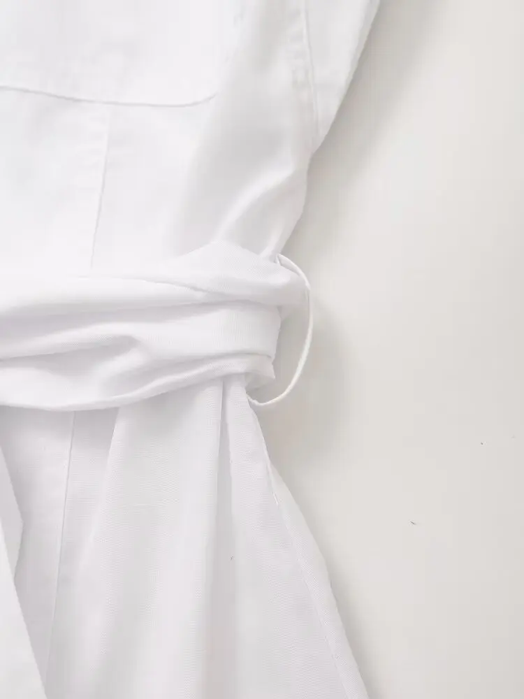 Женское платье средней длины без рукавов с поясом и отложным воротником