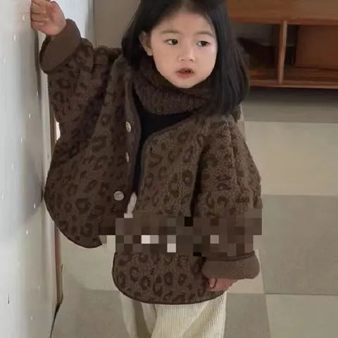 Детская куртка с V-образным вырезом и леопардовым принтом