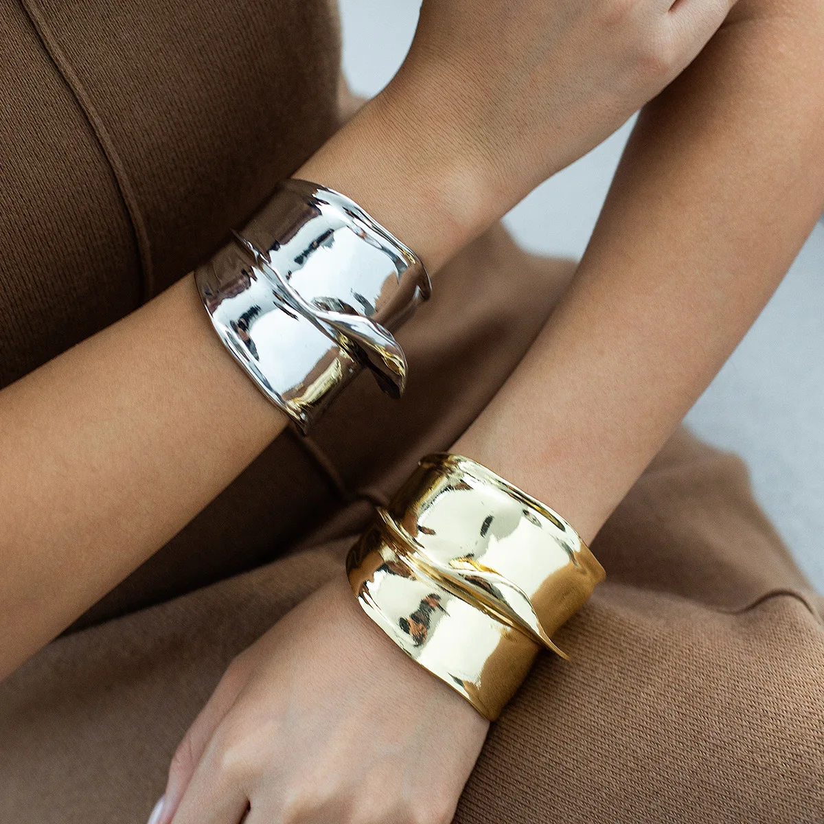 Многослойный металлический браслет в форме асимметричной юбки