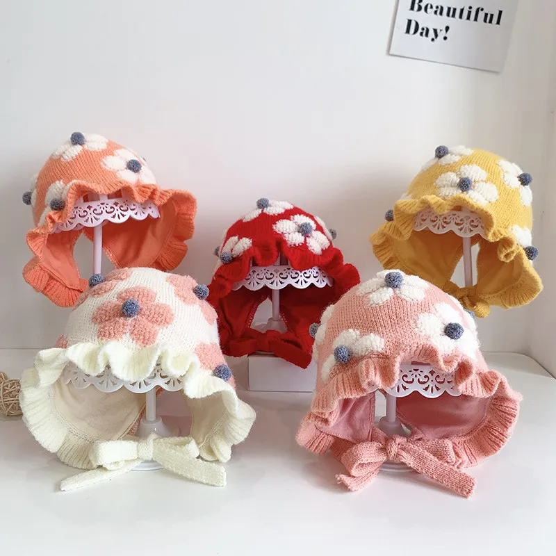 

Зимняя утепленная шапка принцессы с оборками и короткими полями