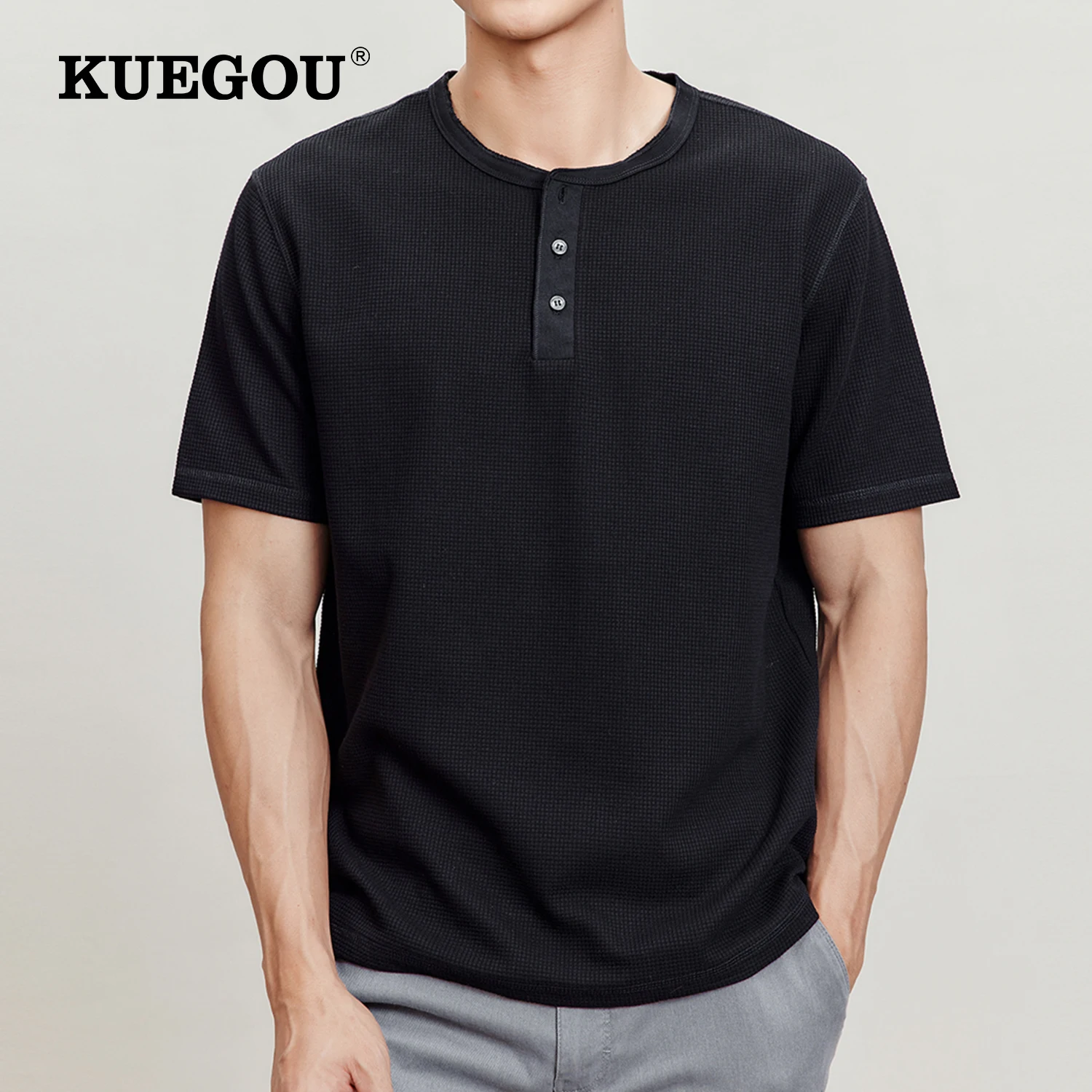 

KUEGOU 2022 Summer New Men T-shirt Short Sleeve Solid Color Walf Checks Henley Collar Tshirt Breathable Top Plus Size 55024