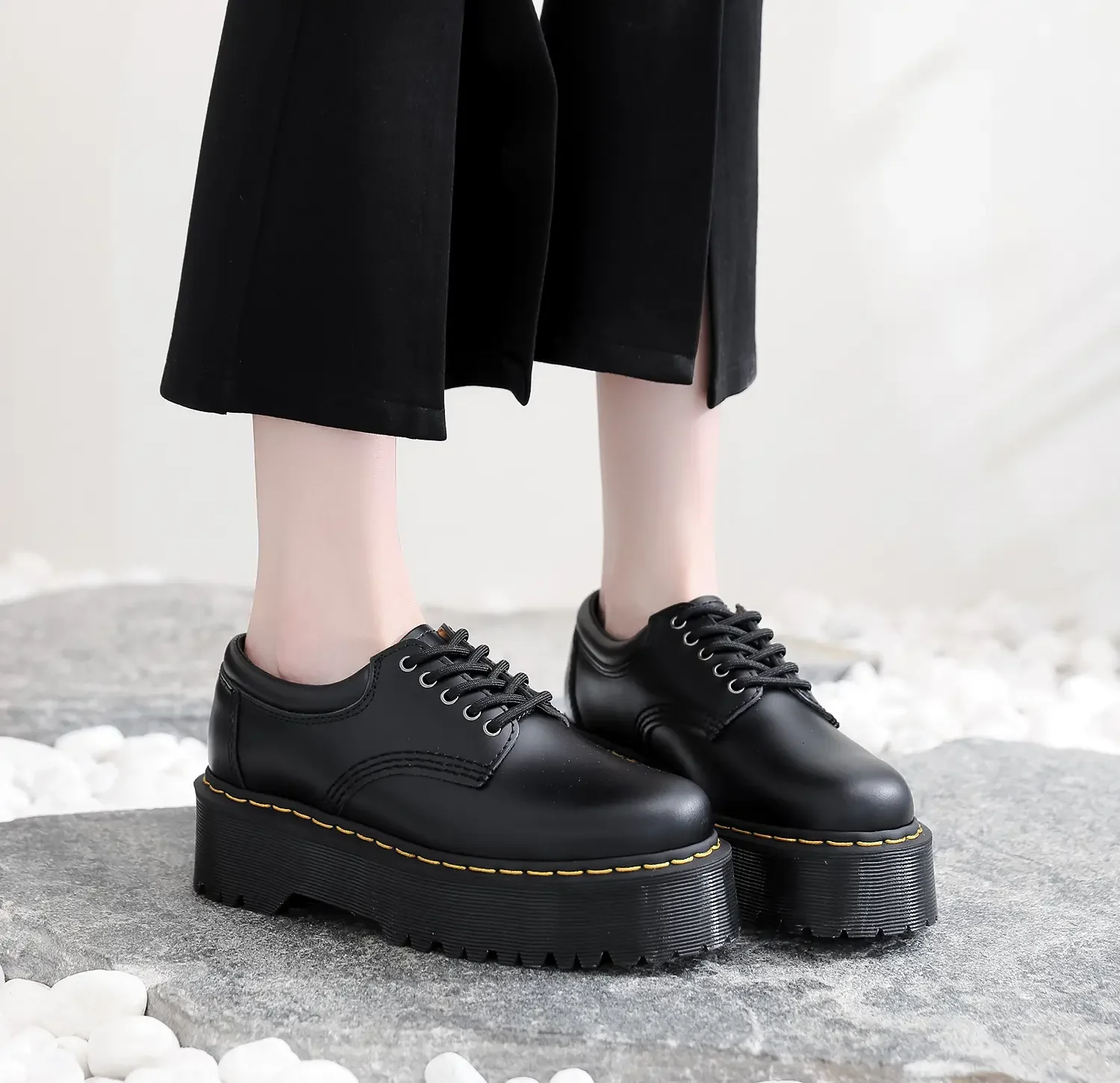 Thick soled 5-hole punk Martin shoes women's low top leather British round head leisure students' muffin soled short boots women