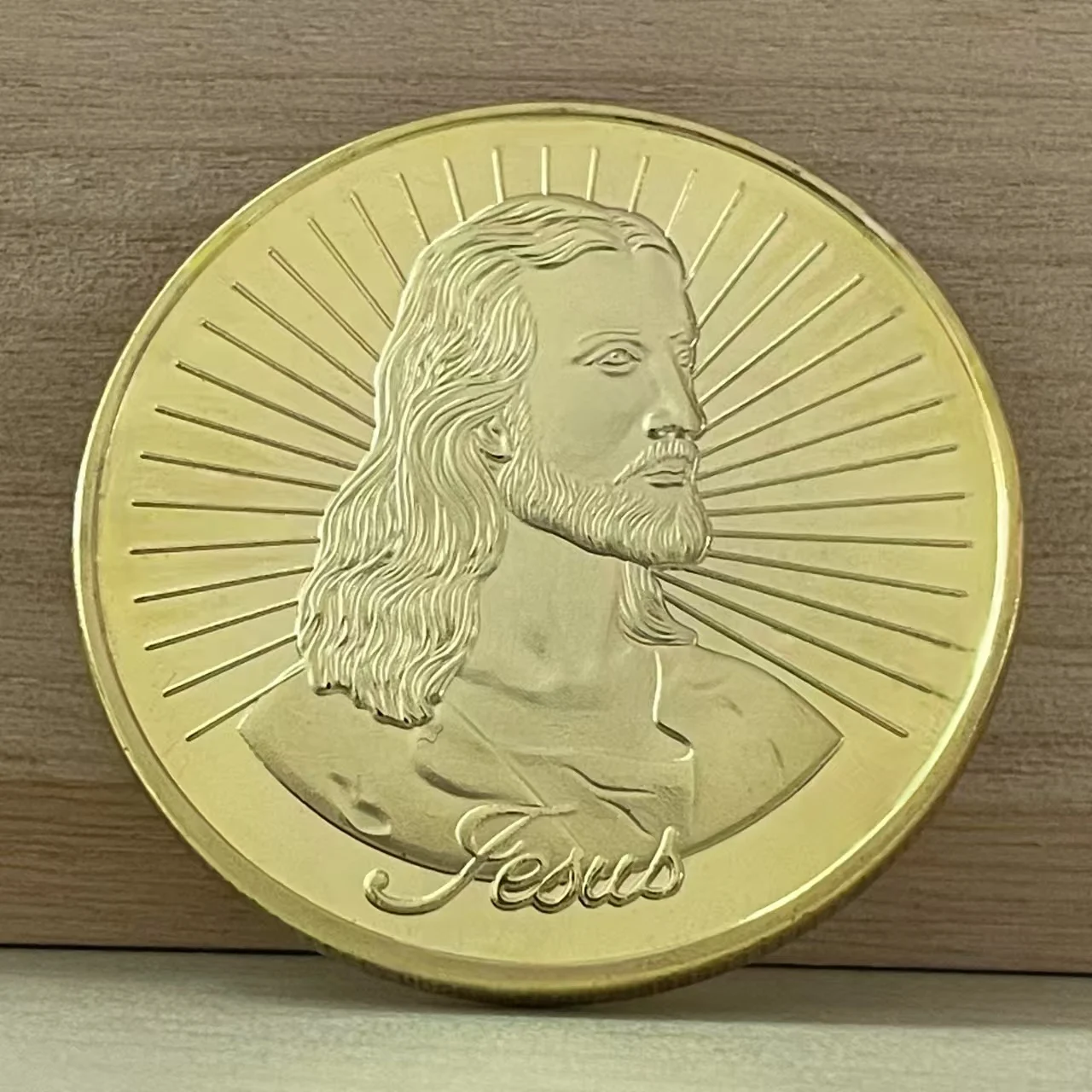 

Золотая памятная монета Иисуса