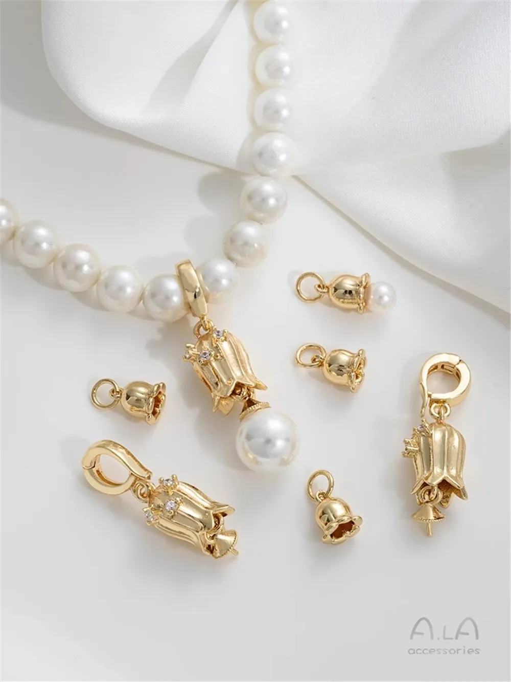 Универсальная пряжка с подвеской-бусиной в виде цветка лилии под золото 14 к