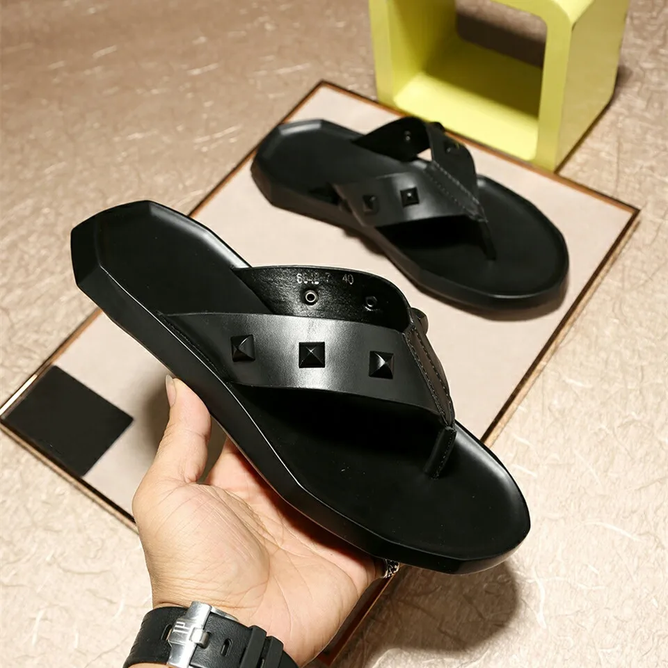 Luxury Designer Shoes Men Spiked Flip Flops Rivets Italian House Slippers Christmas Gift Indoor Slides Home Leisure Flats Summer