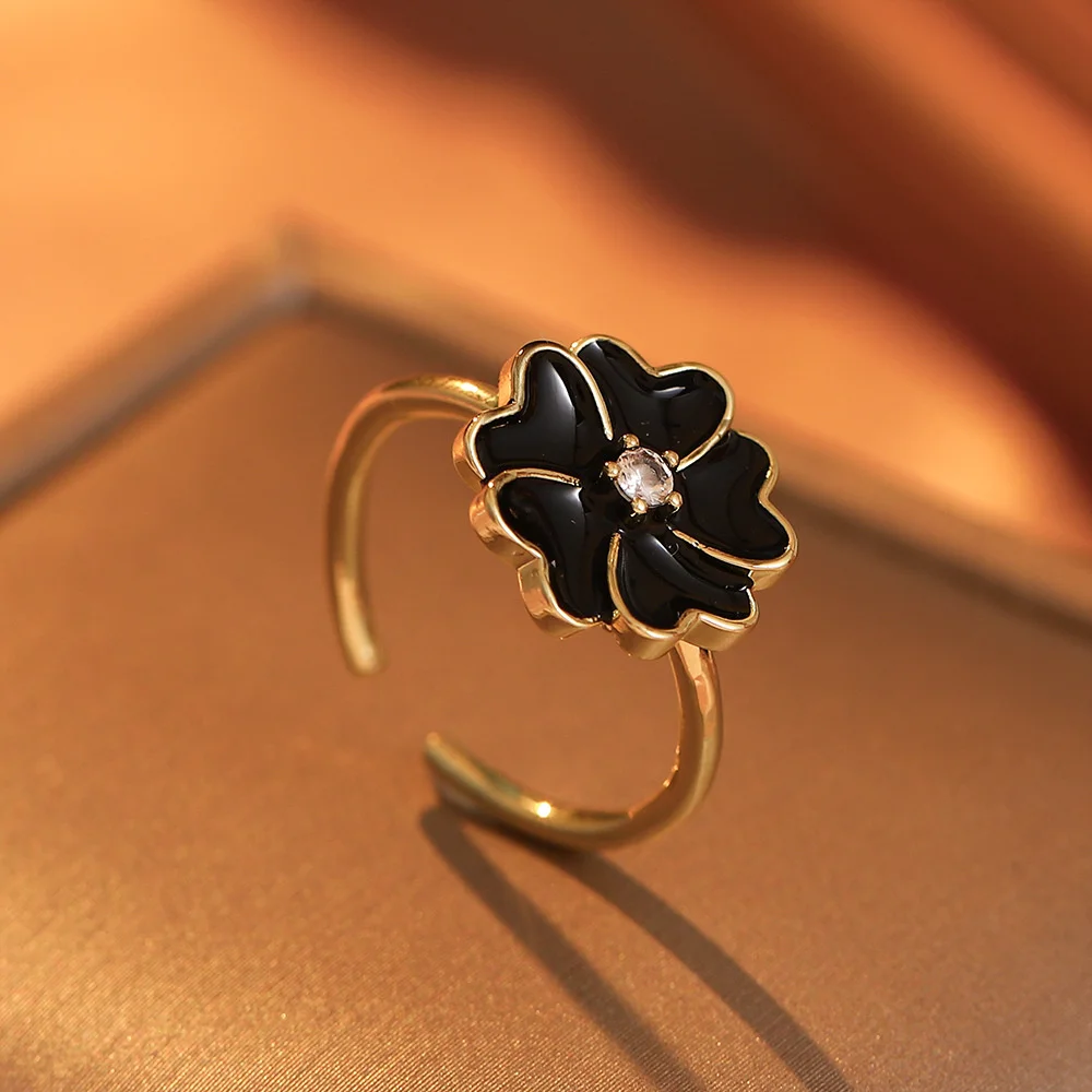 

Кольцо женское регулируемое в виде цветка, с фианитами