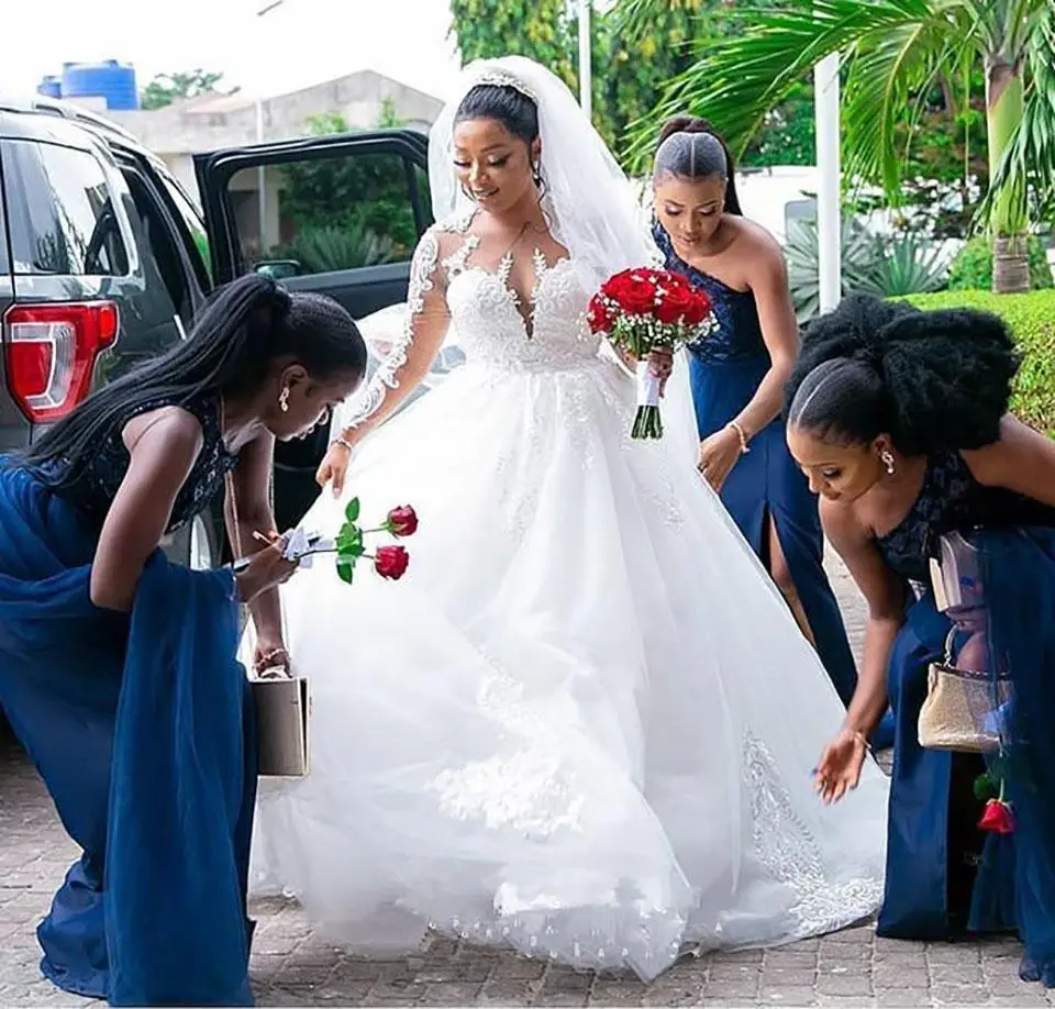 

Белое свадебное платье в африканском стиле с юбкой-годе на бретелях и стразами